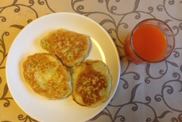 Дрожжевые оладьи с кабачками