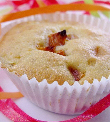 Персиковые маффины с орехами