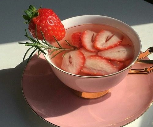Чай с клубникой и розмарином