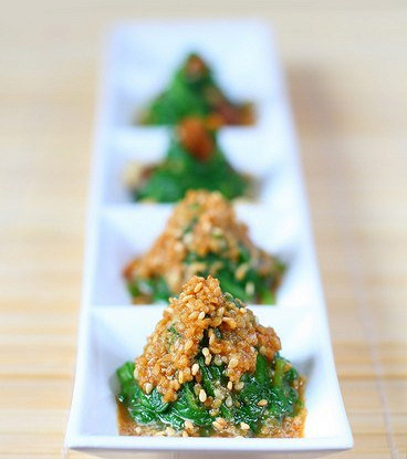 Шпинат с кунжутом и чесноком