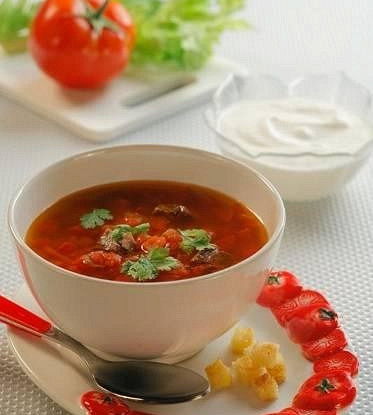 Томатный суп с чесночными гренками