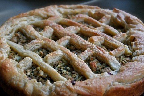 Открытый пирог с курицей, капустой и шпинатом
