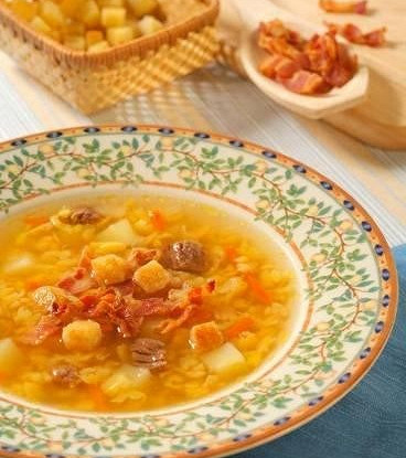 Гороховый суп с беконом и гренками