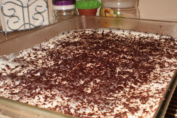 Шоколадный пирог с грушами и сметанным кремом