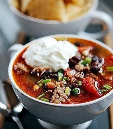 Томатный суп с курицей и фасолью