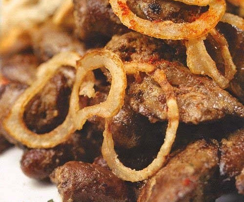 Жареная куриная печенка с луком и специями