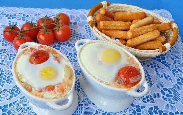 Глазунья с перцем и помидорами пелати