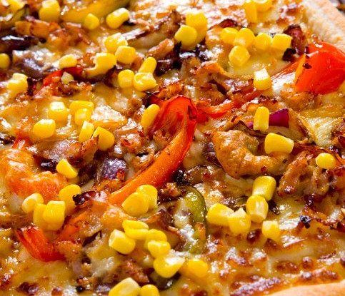 Пицца с цукини, курицей и кукурузой