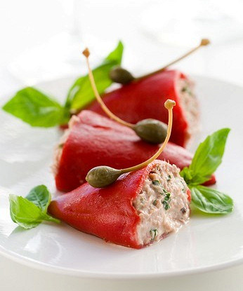 Перцы, фаршированные тунцом и каперсами