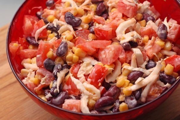 Салат из курицы, фасоли и овощей с йогуртовой заправкой