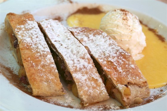 Штрудель с яблоками и медом