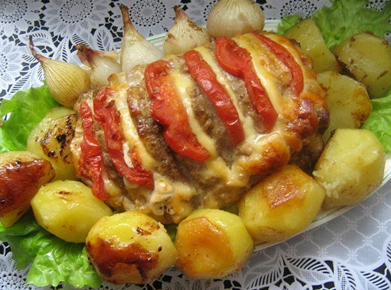 Ароматная праздничная свинина, фаршированная сыром и помидорами