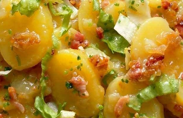 Теплый картофельный салат с хрустящим беконом (Patate e Pancetta) от шефа Джино Д'акампо