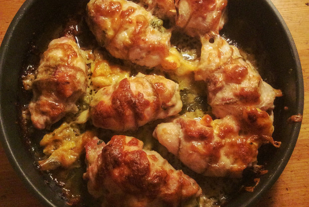 Котлеты из куриных бедер со шпинатом, сыром и чесноком