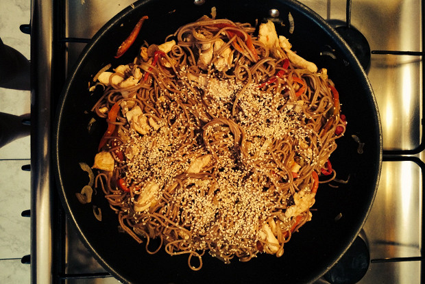 Гречневая лапша с курицей, овощами и кунжутом