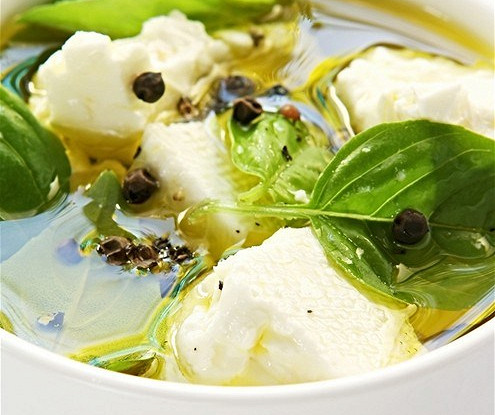 Козий сыр с оливками, лимоном и тмином