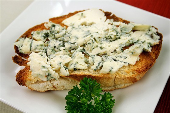 Тосты с пармезаном, голубым сыром и зеленым луком