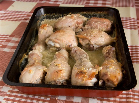 Кисло-сладкие куриные бедрышки с морковью и зеленью