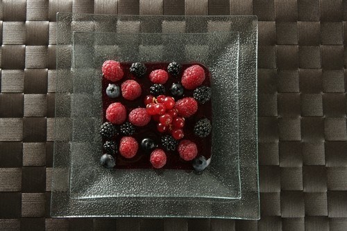 Малина и черника в сиропе из красного вина
