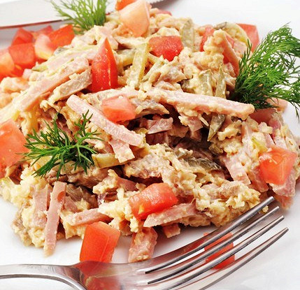 Салат из бекона с сыром, грецкими орехами и каперсами