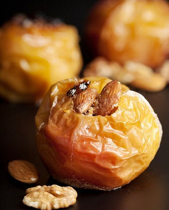 Яблоки, запеченные с рисом, фруктами и орехами