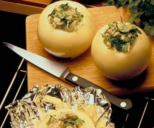 Запеченый лук, фаршированный фетой, петрушкой и тимьяном