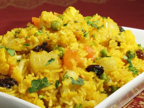 Рисовый салат из курицы по-малазийски с ананасами, имбирем и карри