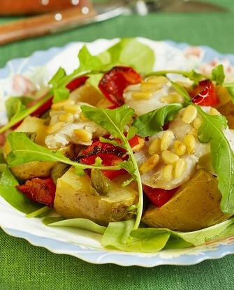 Салат из копченой рыбы с картофелем и каперсами