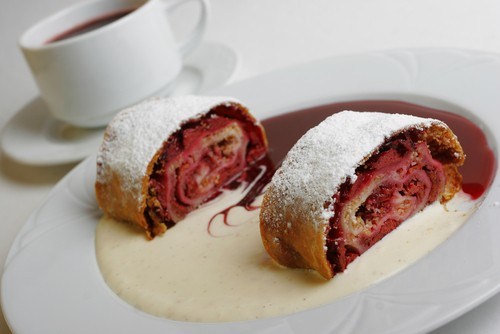 Штрудель с клубникой и изюмом