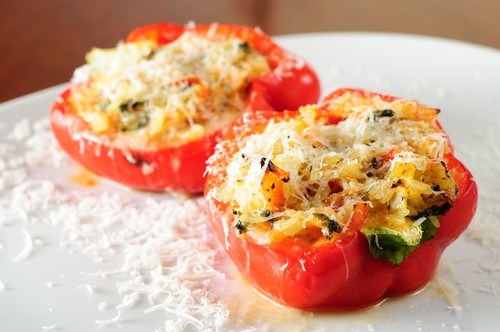 Запеченные, фаршированные пастой и сыром красные перцы