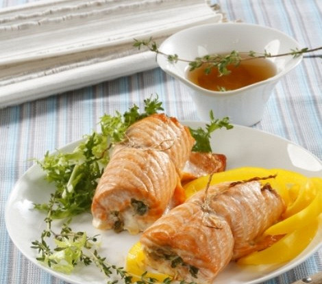 Рулеты из лосося с рукколой и пармезаном