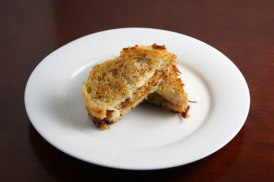 Жареные сэндвичи с беконом и грушей