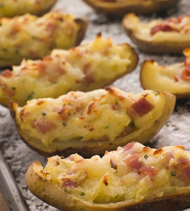 Печеные половинки картофеля с начинкой из сыра, ветчины и зеленого лука
