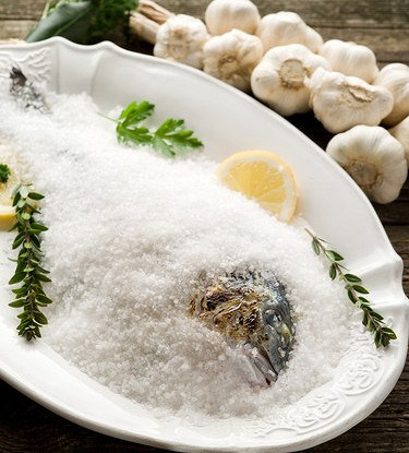 Морской окунь в соляной корке с травами