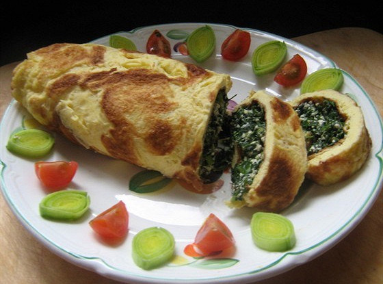 Яичный рулет с творогом и зеленью