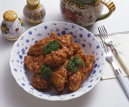 Запеченые золотистые куриные кусочки