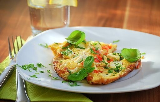 Омлет с беконом, пармезаном и зеленью