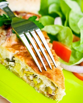 Киш с черемшой и козьим сыром