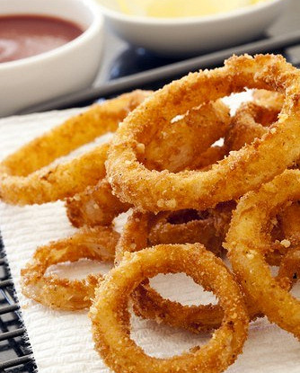 Золотистые луковые кольца, запеченные в оливковом масле