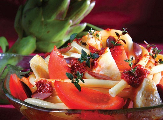 Макароны с артишоками, оливками и запеченными томатами