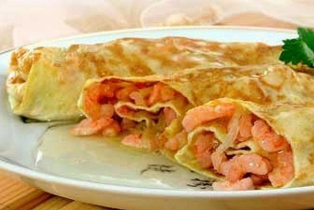 Яичные блинчики с креветками
