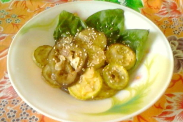 Теплый салат из кабачков и баклажанов с карри, жареным чесноком и кунжутом