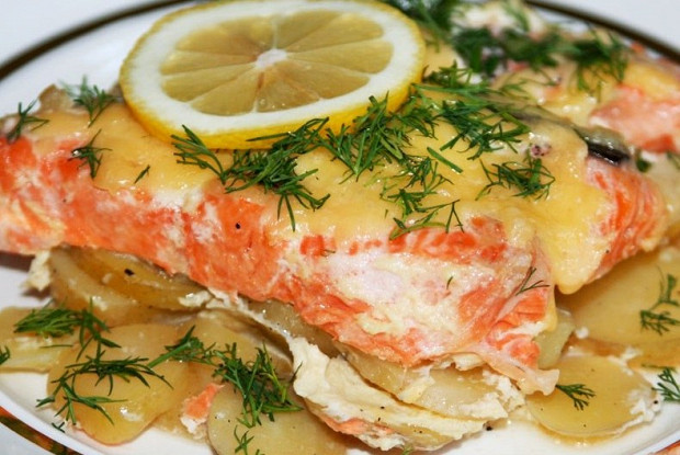 Семга, запеченная с картофелем, под сметанным соусом