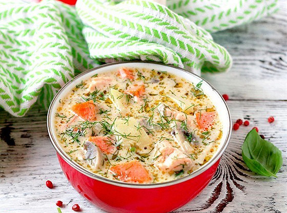 Сырный суп с форелью и грибами