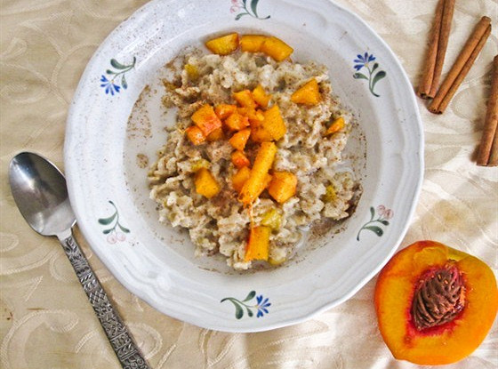 Сливочная овсяная каша с персиками