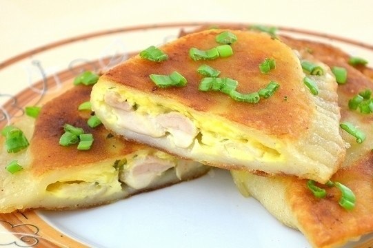 Пирожки с курицей и сыром