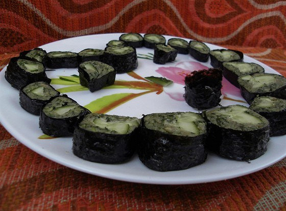 Сыроедческие роллы с огурцом и рукколой