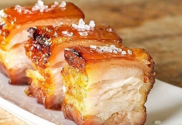 Маринованное с чесноком и специями сало, запеченное в духовке