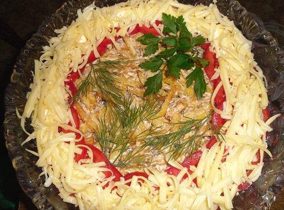 Слоеный салат с мясом и овощами
