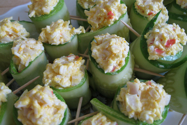 Роллы из огурца с крабовыми палочками